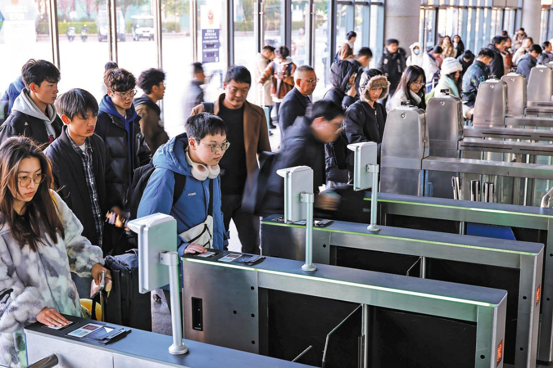 Improved high-speed rail makes Spring Festival travel more comfortable
